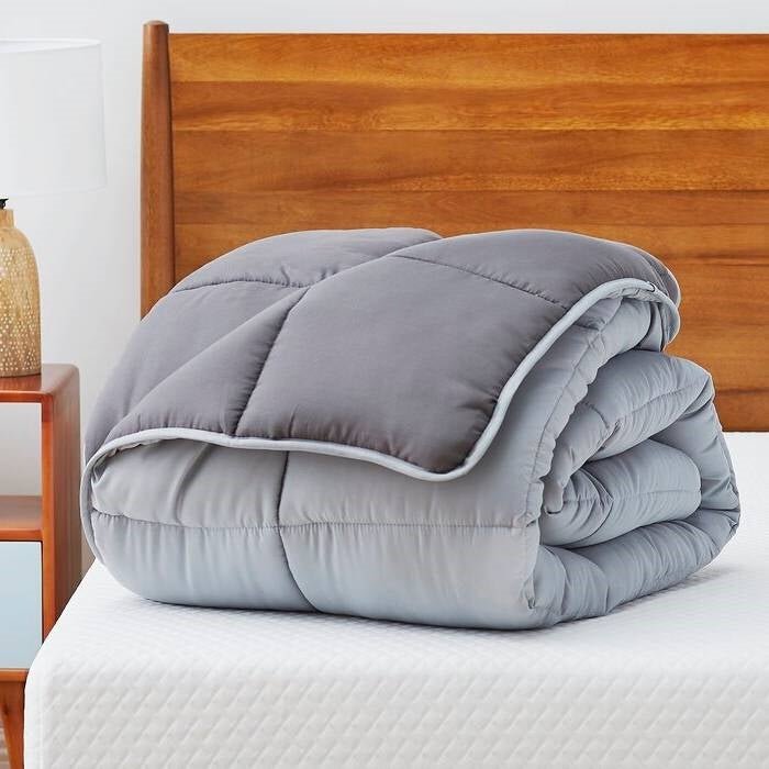 Twin Size All Seasons Plush Light/Dark Grey Reversible Polyester Down Alternative Comforter - Image 4